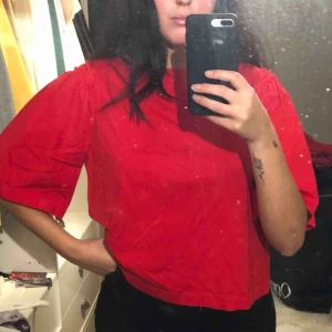  - Röd t-shirt med puff ärmar! Knappt använd! Dm vid intresse 🥰