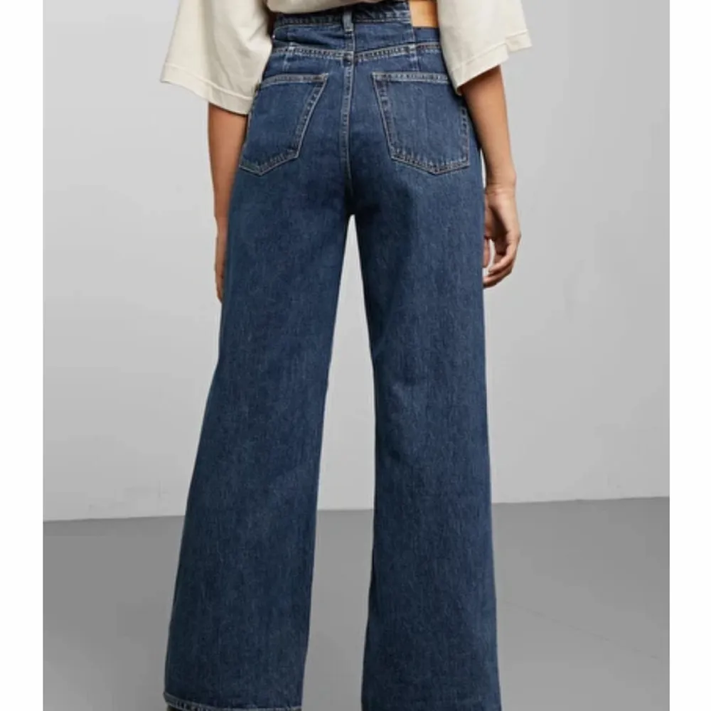 Jättefina jeans från Weekday i modellen Ace! Sitter sjukt snyggt men säljer pga. för små för mig:'/ Kan mötas upp i Sthlm⭐. Jeans & Byxor.