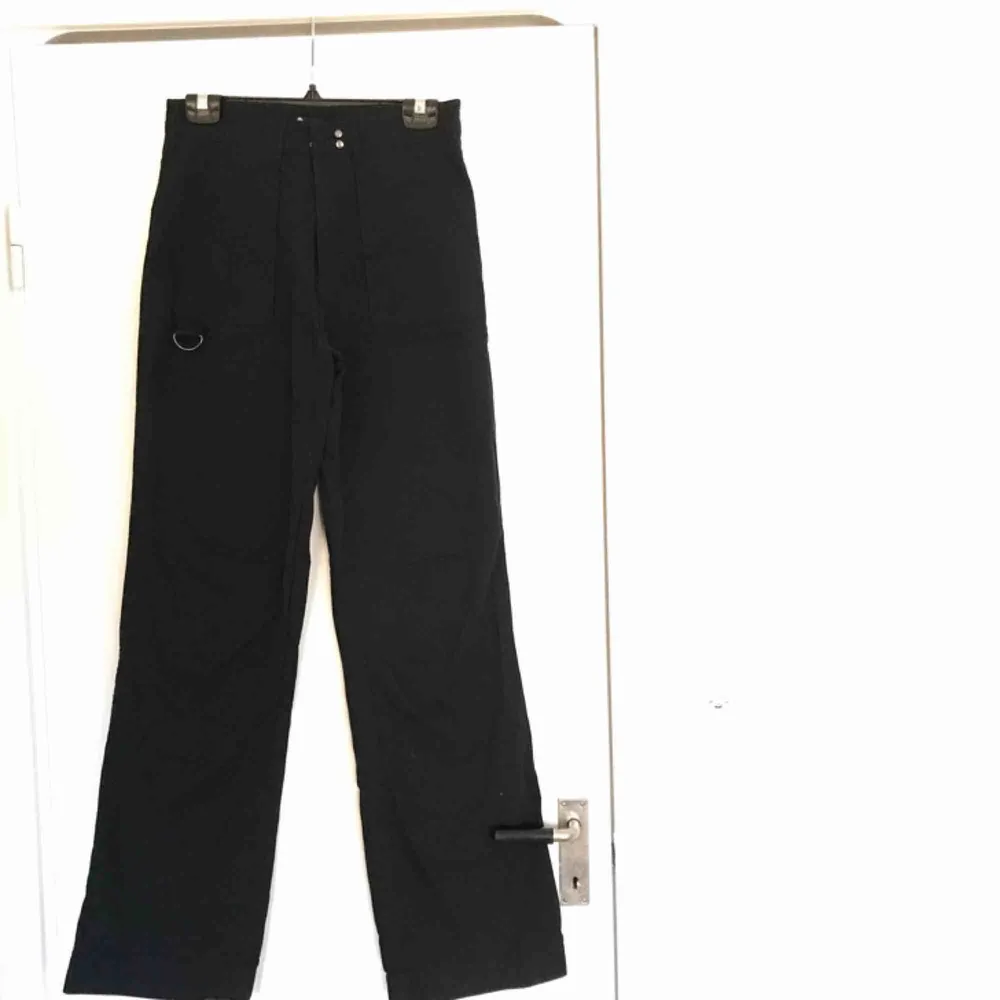 Balla svarta raka byxor ✨ uppskattas storlek 38 Frakt 30kr. Jeans & Byxor.