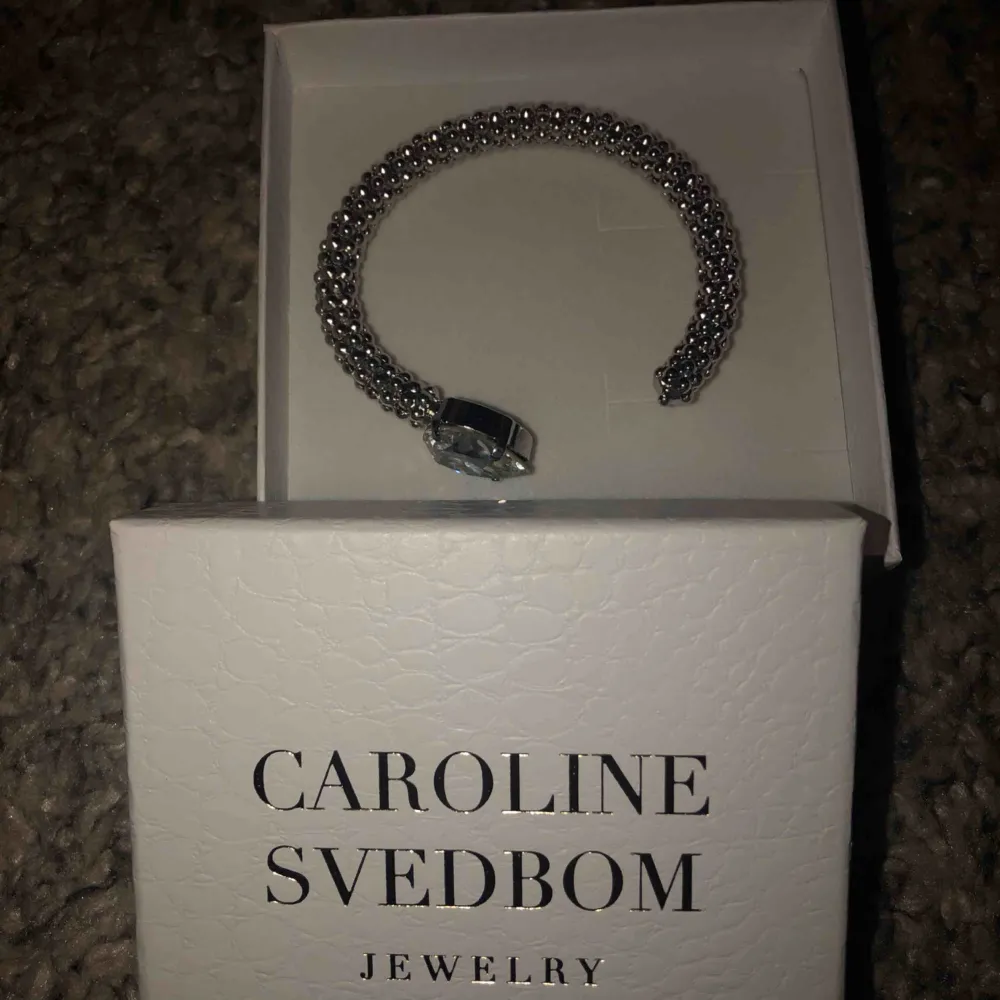Armband från Caroline Svedbom i silver. Oanvänt, nypris 800kr säljer pga inte min stil . Accessoarer.