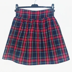  - Supersöt rutig kjol. 