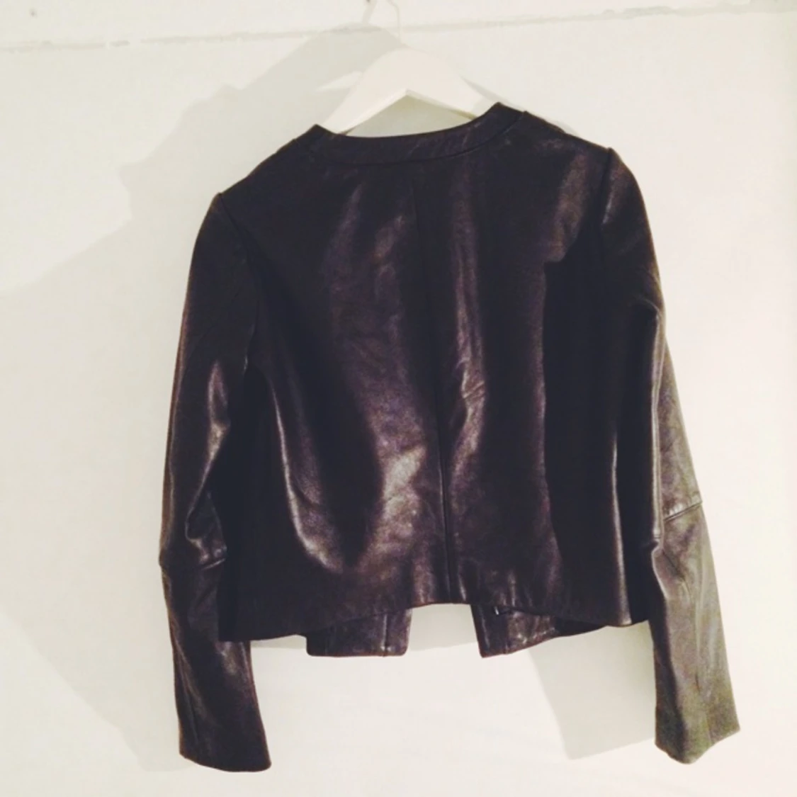 Svinsnygg skinnjacka i äkta skinn. Nypris: 1999:- som ny.  - 1417778766