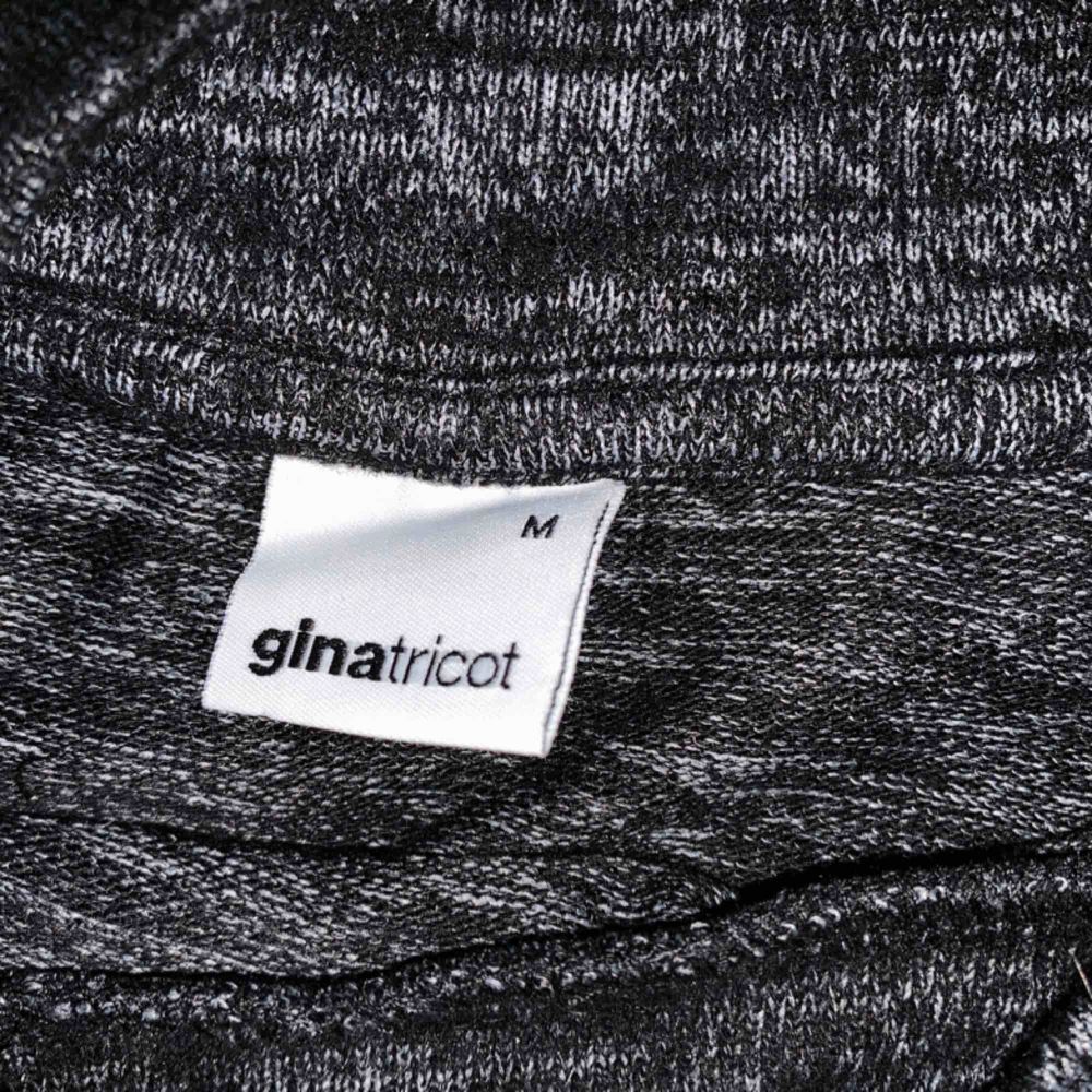 Supermysig tröja från GinaTricot med tryck i storlek M. Säljs pga används inte längre. Kan mötas upp i Stockholm annars står köpare för frakt! . Huvtröjor & Träningströjor.