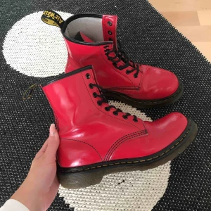  - Röda dr.martens kängor i strl 38. Inköpta för några år sen, dock i väldigt bra skick då jag knappt använt dem. 