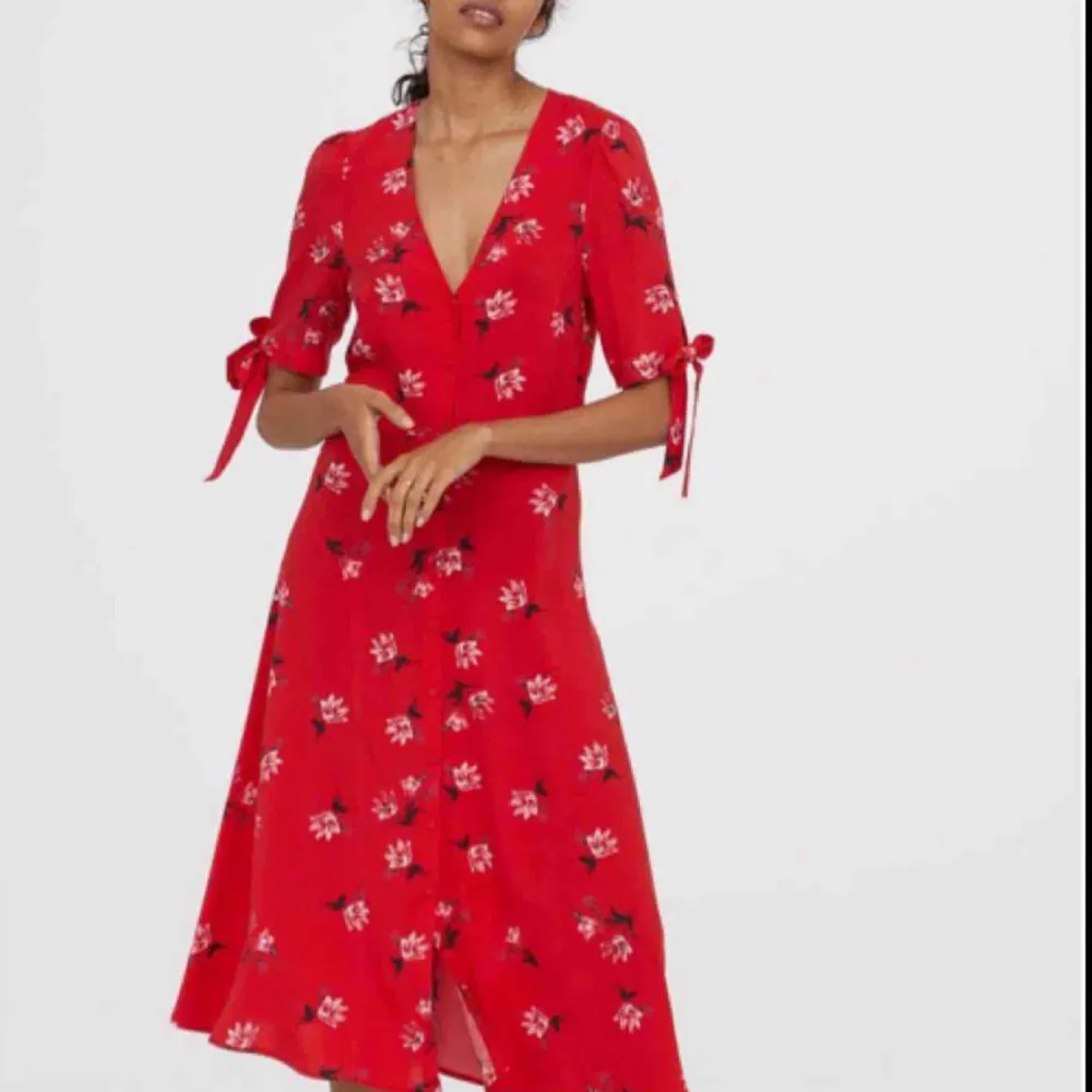 Jättefin klänning från H&M. Knappt använd ❤️ Köparen står för ev fraktkostnad ✨. Klänningar.