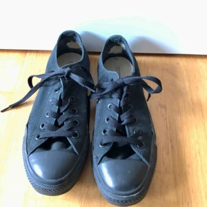  - Hel svarta Converse, väll använda men ändå i bra skick. Slitning på insidan av hälen som man ser på bilderna. Kan skickas.