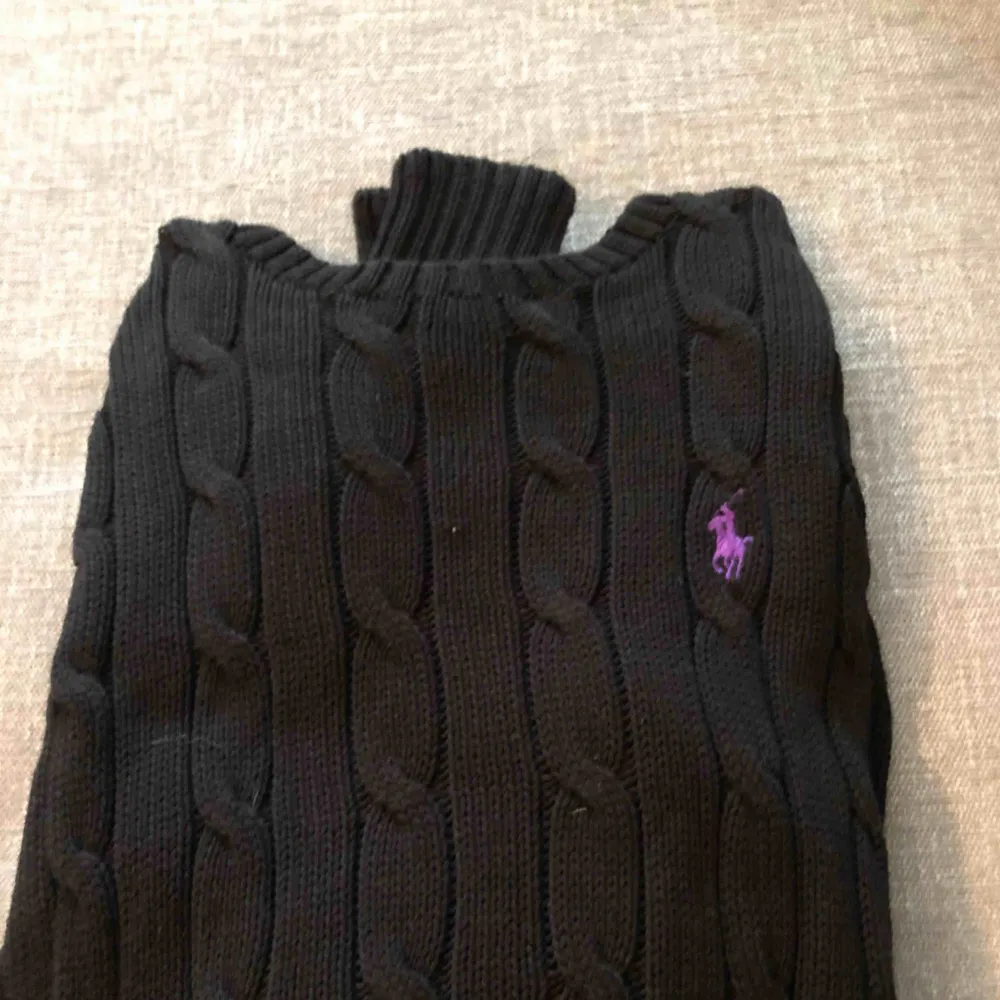 En jätte fin kabelstickad tröja från Ralph Lauren, säljer för ungefär halva priset i jämförelse med i affären. Svart med lila pony märke. Stickat.