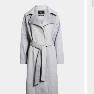  - Säljer denna snygga kappa från BikBok som jag använt en gång. Den är jätte varm och skön! Strl är S men passar lätt en XS. Nypris är 899kr, så säljer för 763kr inkl frakt.