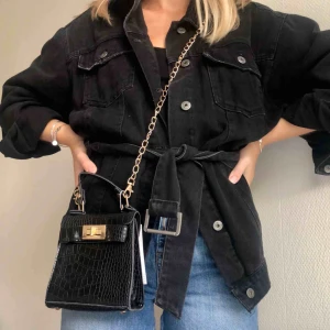  - Säljer denna lilla, praktiska väska med krokodileffekt och gulddetaljer🐊 Aldrig använd. Avtagbar guldkedja medföljer. Hör gärna av dig om du är intresserad eller har några frågor🌷