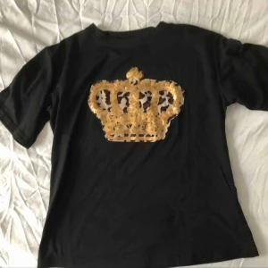  - T shirt med tryck och paljetter 