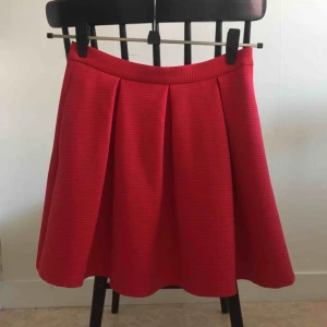  - Med fina veck, diskreta ränder och fickor till snacks!! 🍬🍬 EU 38 som passar mig med strl S/M så ganska liten i storleken. 📬 Frakt 54kr