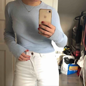  - Ljusblå ribbad tröja! Använd men inte sliten :)