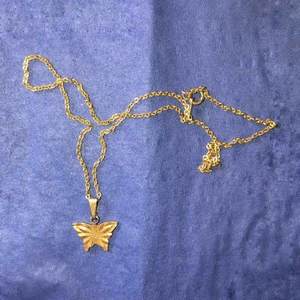  - Halsband med fjärilsberlock. Kan mötas upp i Stockholm eller frakta. Köparen står för frakt.