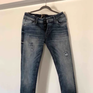  - Oanvända jeans från jack&jones.  Nypris 799 Model herr, Slim fit/Glenn 