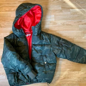  - Denna snygga vinterjacka!! Snygg, skön och i väldigt bra skick! säljer pga använder den inte, men den är använd ett fåtal gånger. Storlek XS men rätt stor i storlek. Köparen står för frakten annars finns den i Eskilstuna! 