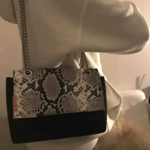  - Väska i mocka och ormskinn. Frakt + 80kr