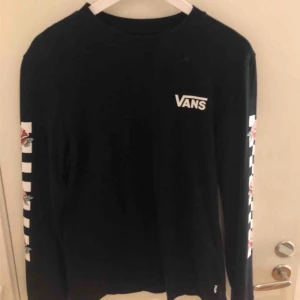  - En svart långärmad t-shirt från vans.  Detaljer på ärmarna (rosor och rutor) Tröjan är i storlek M (38) och sitter normalt  frakt 30kr Tar endast swish