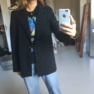  - Kavaj från Weekday! 💫 Knappt använd, nypris 500kr. Kan mötas upp i Sthlm eller frakta mot betalning 💃🏼