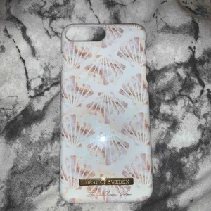  - Skal från Ideal Of Sweden med snäckor på. Använt rätt mycket så lite repor i skalet. Annars i gott skick. Passar iPhone 8+.