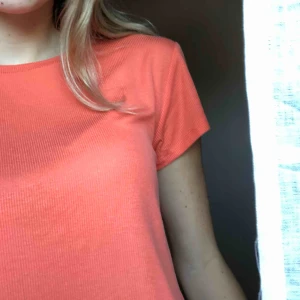  - Cool tröja från Weekday! Tänkt att ha på way out west men kom ej till användning, därför i helt nyskick. Dock är lapparna borta! Den går ungefär till naveln, lite längre. Frakt kostar 40kr