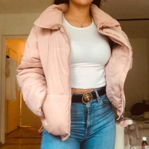  - Jätte skön rosa dunjacka med en liten krage. Jätte varm också, hade den i princip hela förra vintern tills jag fick en ny på julafton. Den värmde väldigt bra! Den är rätt så står också så funkar jätte bra med hoodie under också. 