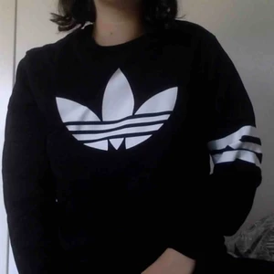  - Vintage adidas tröja med cool tryck på ryggen! Står att det är strlk L men tycker att den passar mig perfekt som har s/m! Kan mötas upp i Stockholm annars står köparen för frakten 🌸