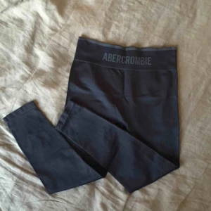  - Träningsleggings utan sömmar, 3/4-ben. Gott skick. Betalning med Swish. Hämtas på Södermalm eller i Hökarängen, Stockholm.