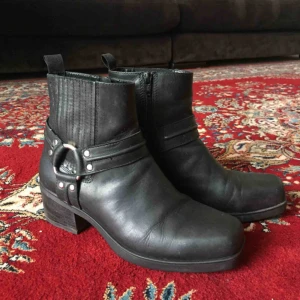  - Boots från Vagabond i skinn. Gott men använt skick = ingådda :) klacken är omsulad.   Betalning sker med Swish. Kan hämtas upp på Södermalm eller i Hökarängen, Stockholm.