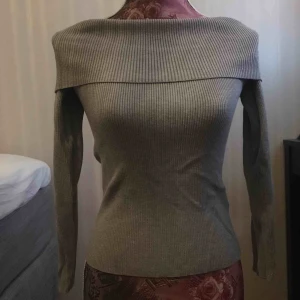  - Jätte fin långärmad of shoulder topp! Använd 1 :2 gånger , toppen skick! Jätte mysig tröja o varm. Stilren. Passar XS S och M alla 3 bra! Då det är väldigt stretchigt material. 