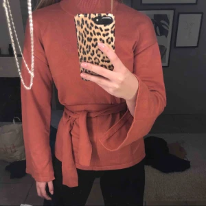  - Brun/orange mysig tröja med bra kvalité, använd få gånger! 