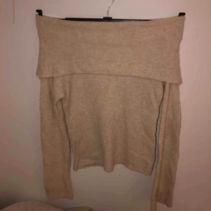  - Mysig stickad tröja i beige/vit färg, perfekt nu till hösten och bara använd ett par gånger. Ribbstickad, off shoulder och lång i armarna men snyggt om man viker dem en eller två gånger. 150kr + fraktkostnader😊😊
