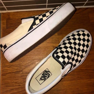  - Säljer ett par Checkboard vans i nyskick, använda max 3 gånger! Köpare står för eventuell frakt! 