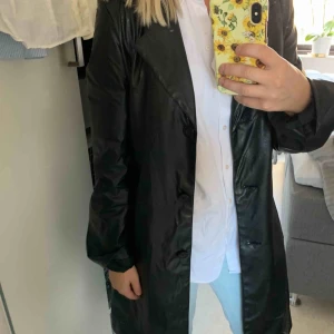  - Vintage läderkappa. Köpt här på plick men inte använd. Jättefin och kan tex användas med ett skärp(ex på sista bilden)