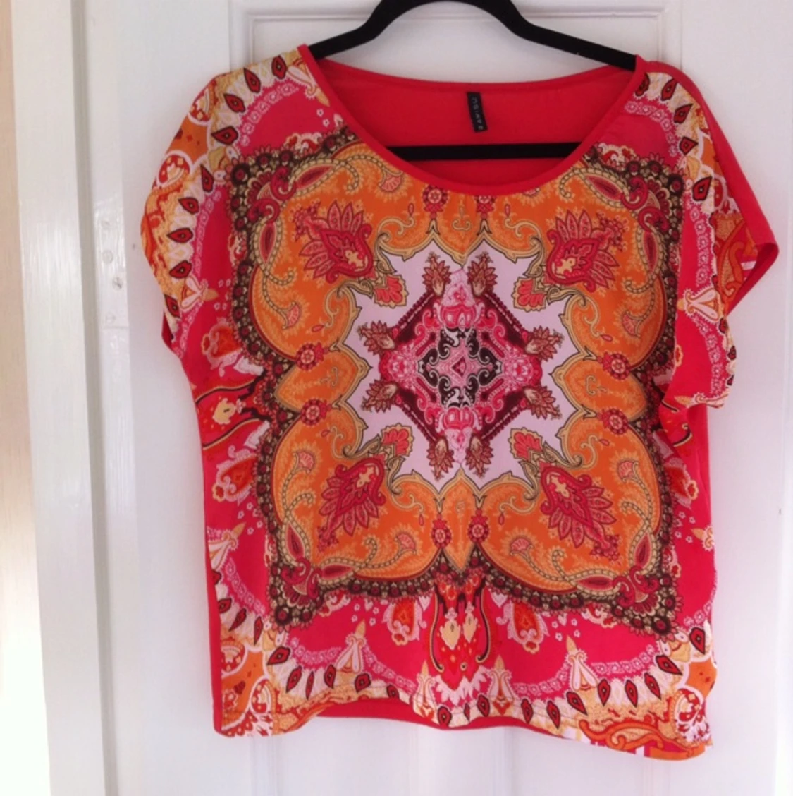 T-shirt med mönster i fram & helrosa bak - amisu - 1414881348