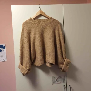  - Aprikosbeige stickad tröja med inslag trådar likt färgstänk som inslag😍 storlek S men lite oversize i modellen! Mysig och höstsnygg! Knappt använd.