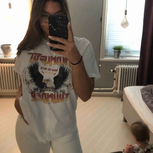  - Tröja från Gina med ett coolt tryck! 