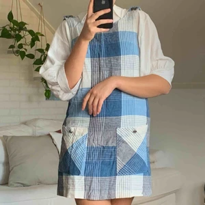  - Söt klänning med hängslen från Urban Outfitters! använd endast ett par gånger. Frakt inkluderad