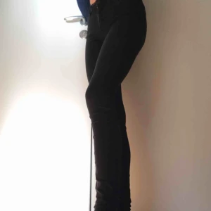  - Svarta högmidjade jeans från weekday. Mycket stretchiga och ganska långa i benen men går att vika upp (jag är ca 168 cm). Pris kan diskuteras. Frakt ingår ej.