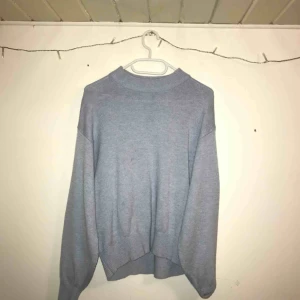  - Blå stickad tröja