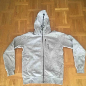 - Fick den i present men var tyvär i fel storlek och den har sen dess legat orörd. Hoodien är i nyskick, inga fläckar, tygsläpp, slitage. Perfekt som present till pojkvännen. Finns i stockholm Nypris: 1250kr Pris: 600kr