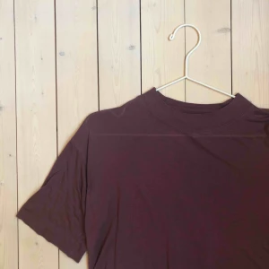 - En mörklila T-shirt som är lite tunnare och kortare i modellen. Superskönt tyg!! 