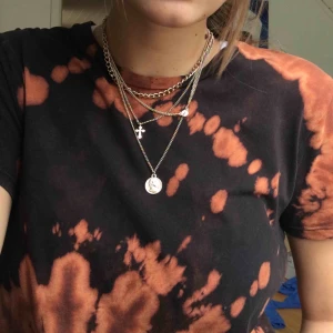  - T-shirt i svart och röd-orange tie dye. Står storlek M men är snyggare oversize så skulle säga att den är S! 🌻 frakt tillkommer