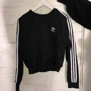  - Tröja från Adidas i gott skick Använd fåtal gånger 