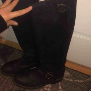  - höga svarta johnny bulls, i hyfsat bra skick! säljer pga använder ej, köparen står för eventuell frakt