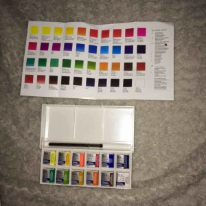  - NYPRIS 350kr!  Säljer min oanvända Winsor&Newton akvarell-pallet då jag har en likadan! Alla färger är oöppnade och orörda.  Frakt tillkommer på 18kr😁