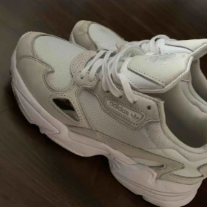  - Skit snygga sneakers från adidas, endast använda ett fåtal gånger, som nya! 