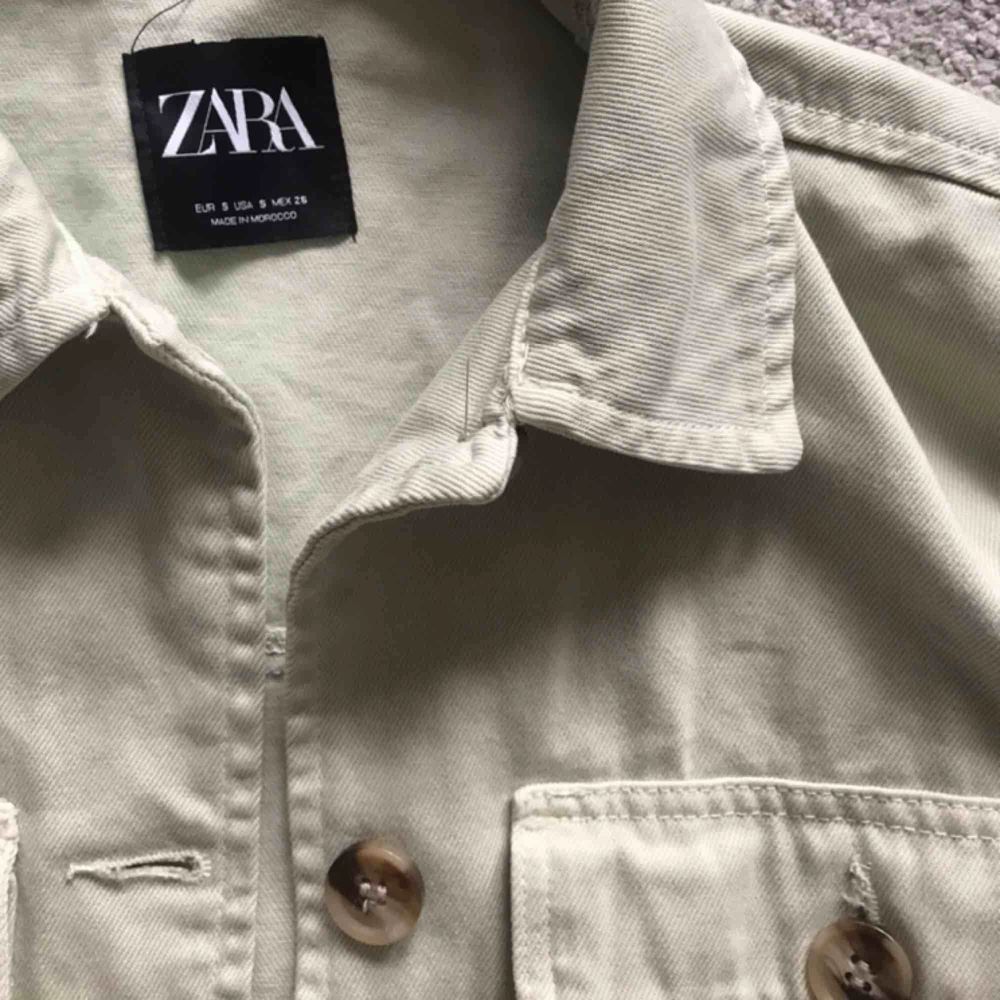 En fin och populär mintgrön jeansjacka från Zara i storlek S. Köpt i våras och jackan är i bra skick. Kan tänka mig att gå ned till 150kr vid en snabb affär☺️Köparen står för frakten! . Jackor.