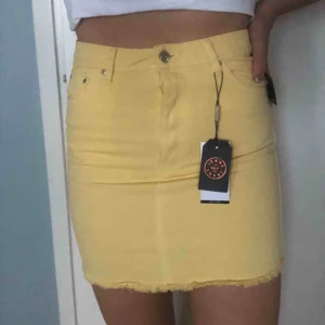  - Ljusgul jeanskjol med hög midja och stretchigt material! 🤩Aldrig använd och lappar kvar! Köparen står för eventuell frakt 🥰