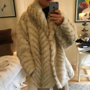  - Supersnygg fakepäls jacka köpt secondhand