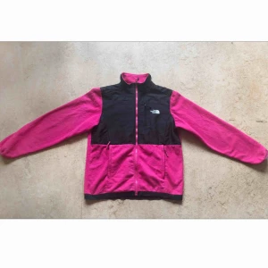  - Rosa fleece från north face. Jättebra skick! Har knappt använt den. Står L men även jag som har M kan ha den. 